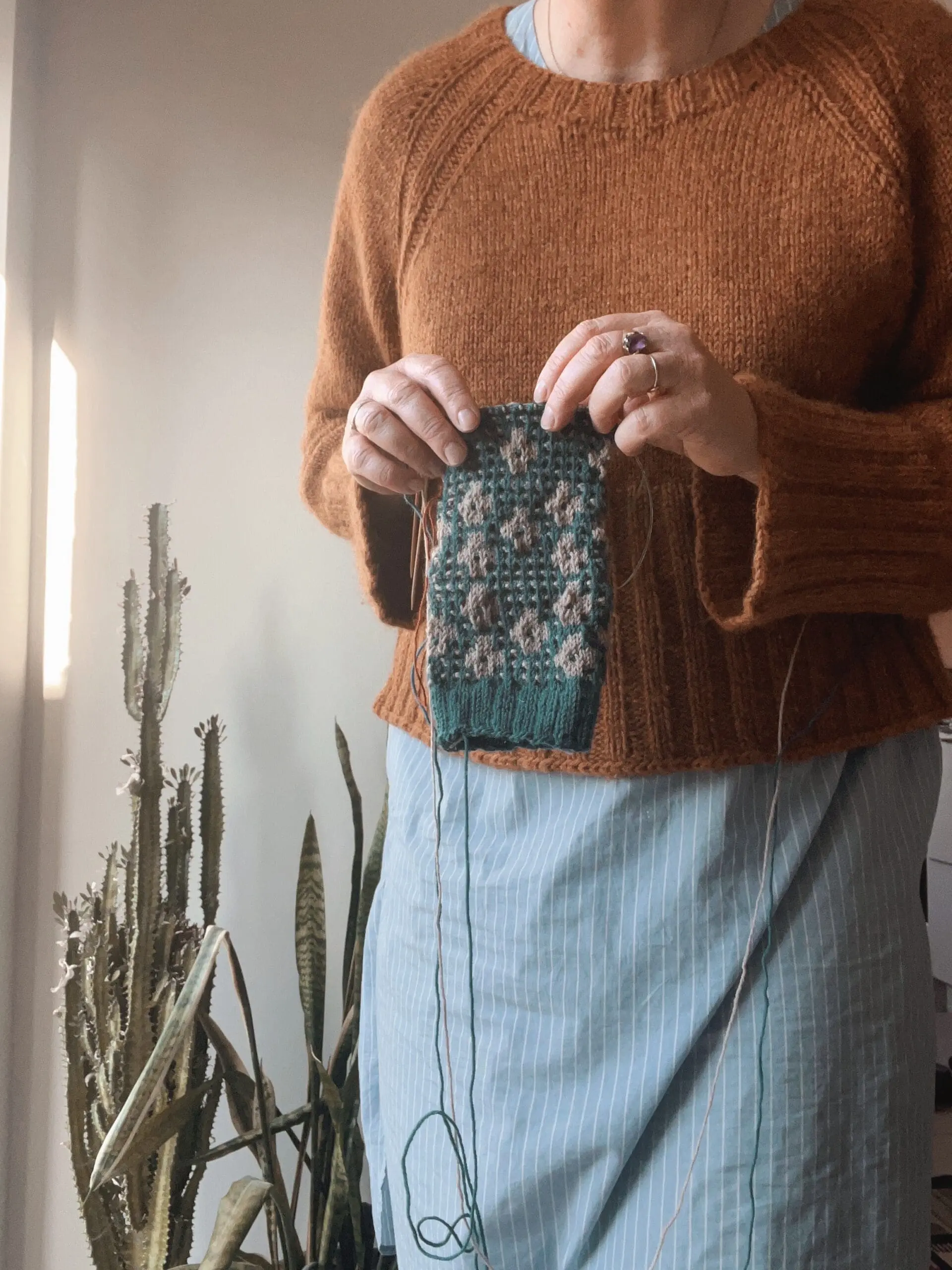 Mette Lundstad holder et par pressed flower strømper