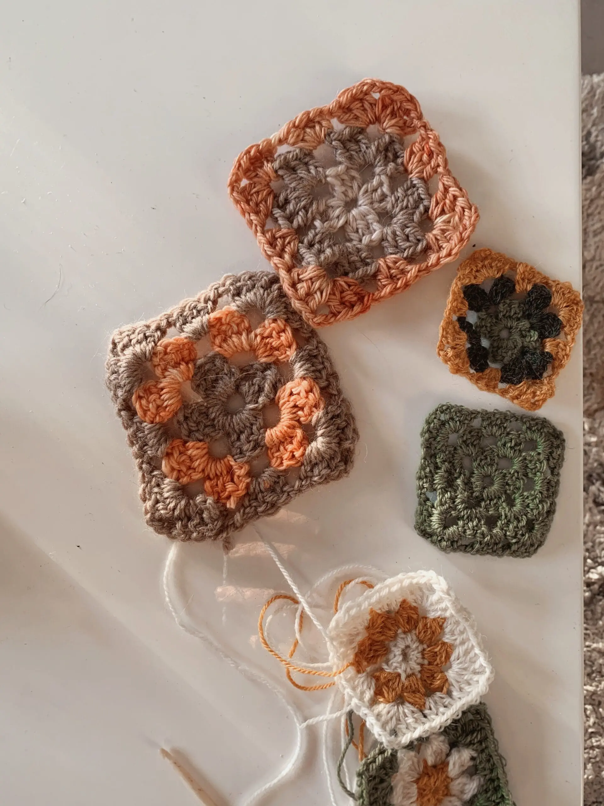 hæklet granny square på et bord