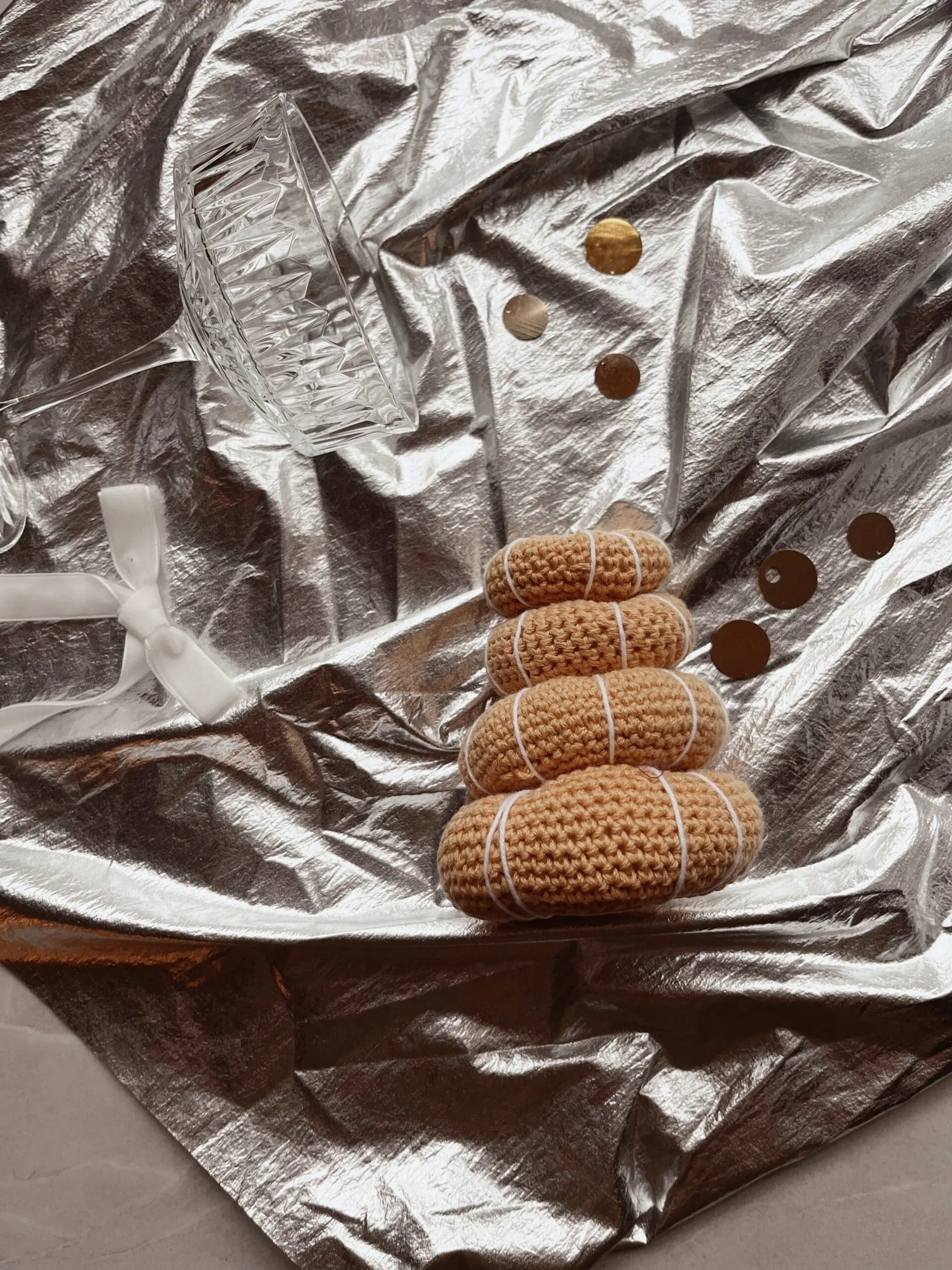 en hæklet kransekage på et nytårsbord