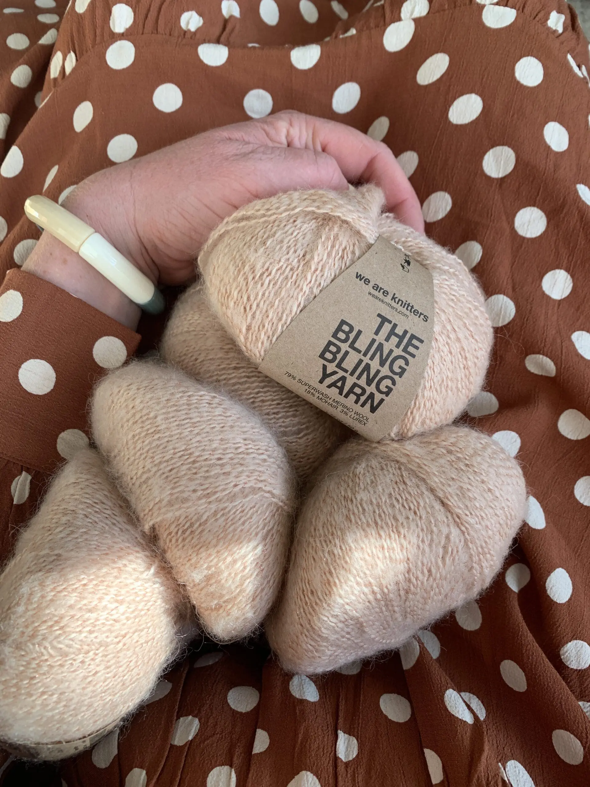 We are knitters garn I skødet på en prisset kjole