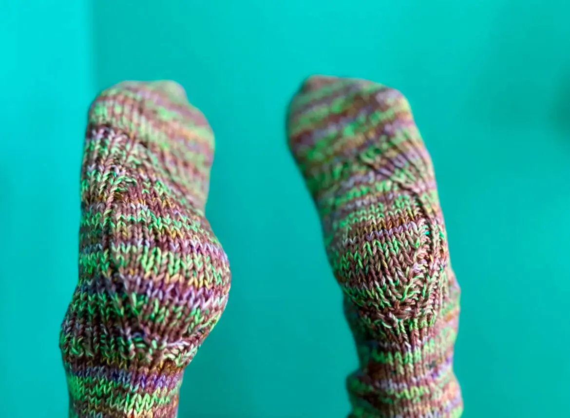 Gertrud strømper opskriften af Christina Birk strikket i mange farvet garn