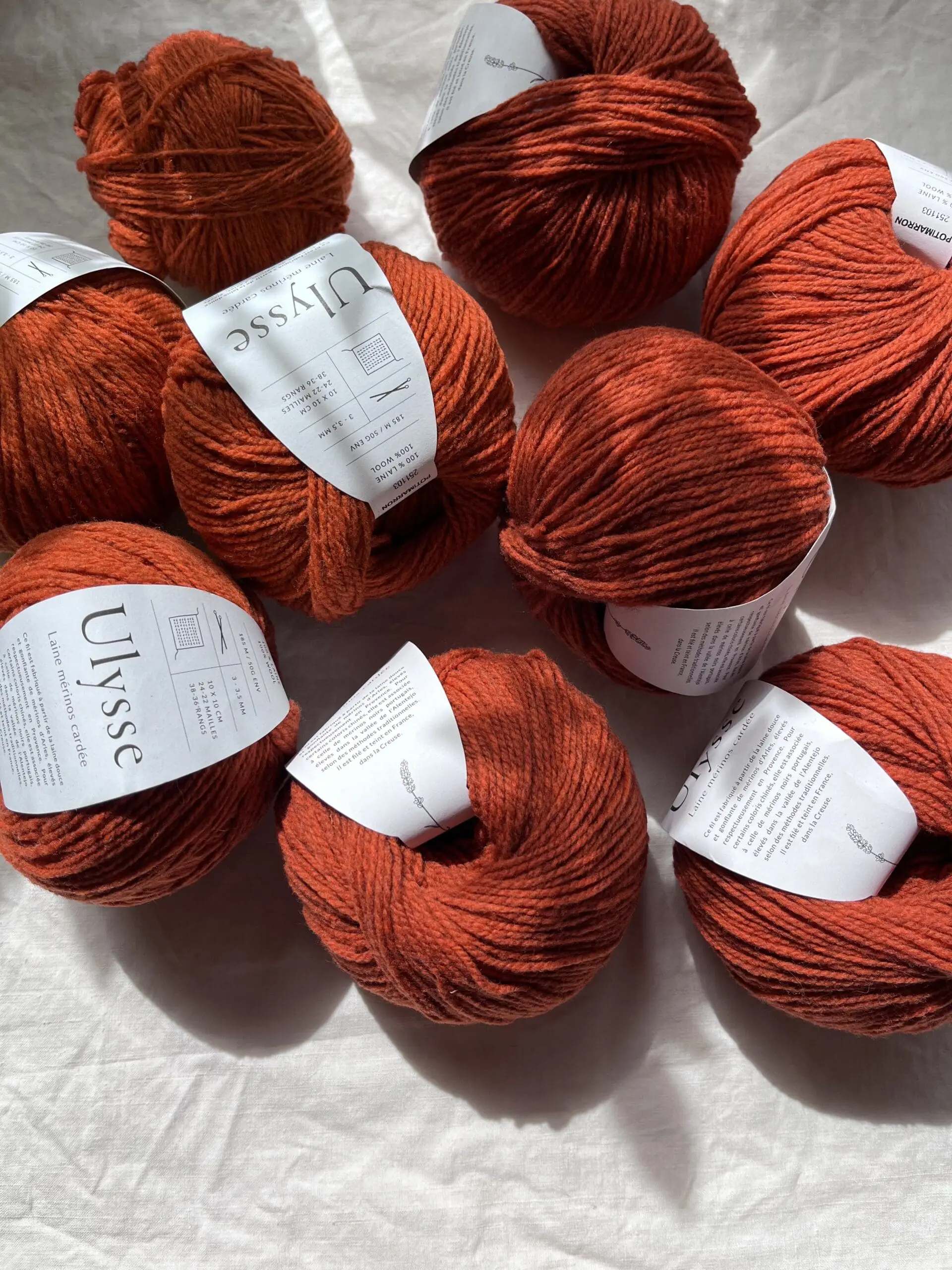 orange garn på en hvis seng af mærket ulysse der er ukendt i danmark