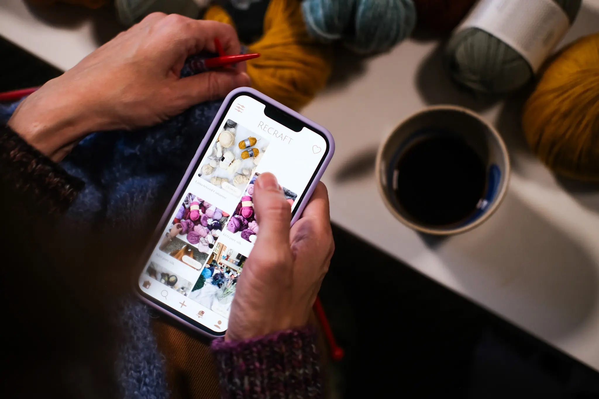 hånd med appen åbent