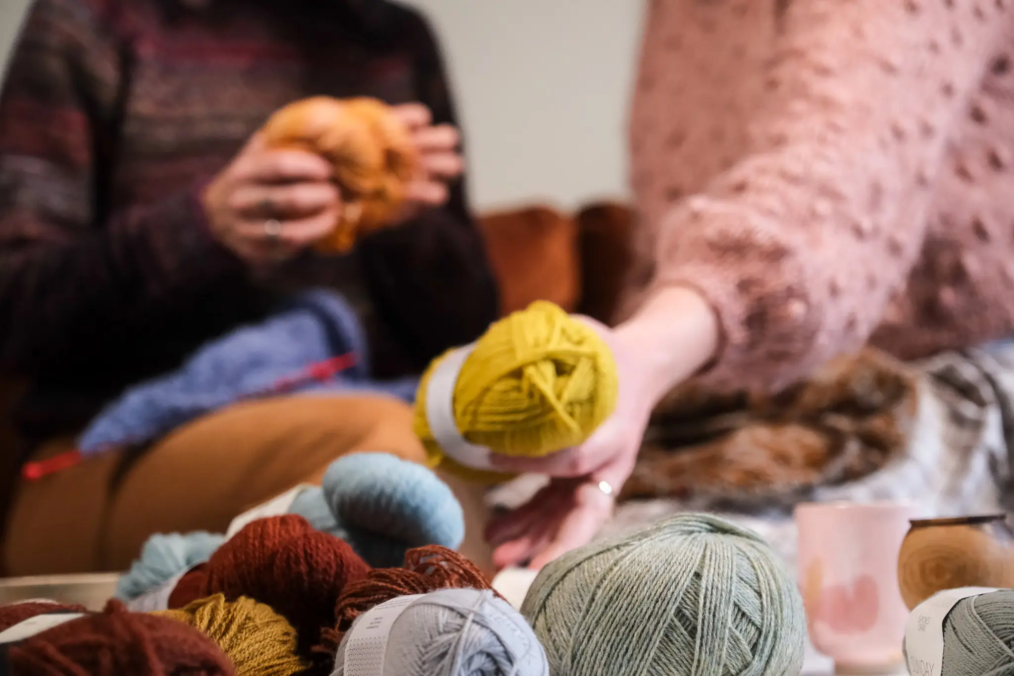 en hånd der griber efter et nøfle garn