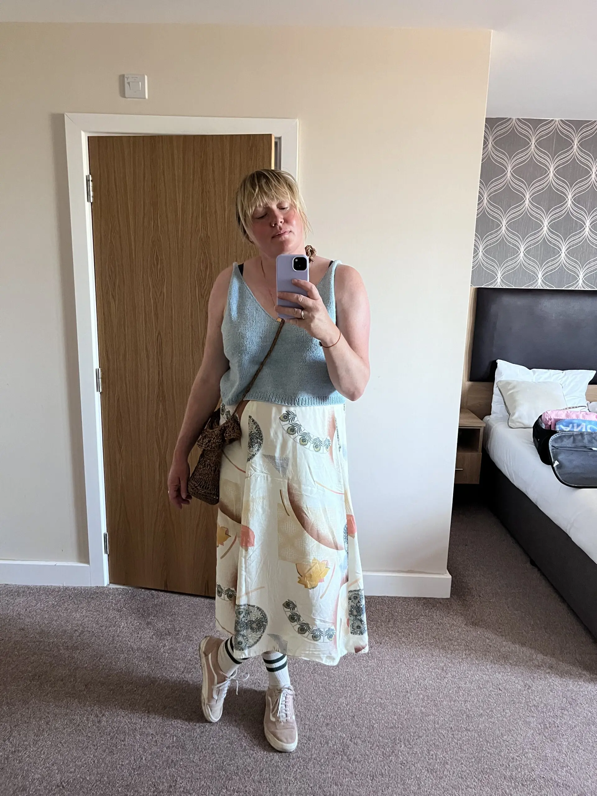 Mette Lundstad i sommerstrik nemlig en blå Inge top