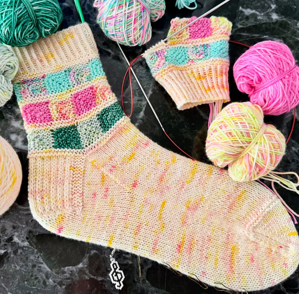 tiny bits strømper af playful knitter til strik på farten