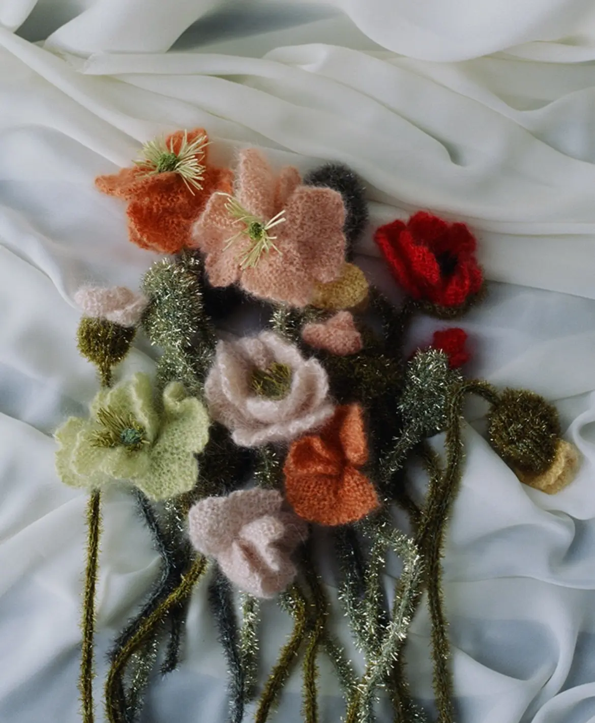 En masse strikkede blomster til strik på farten