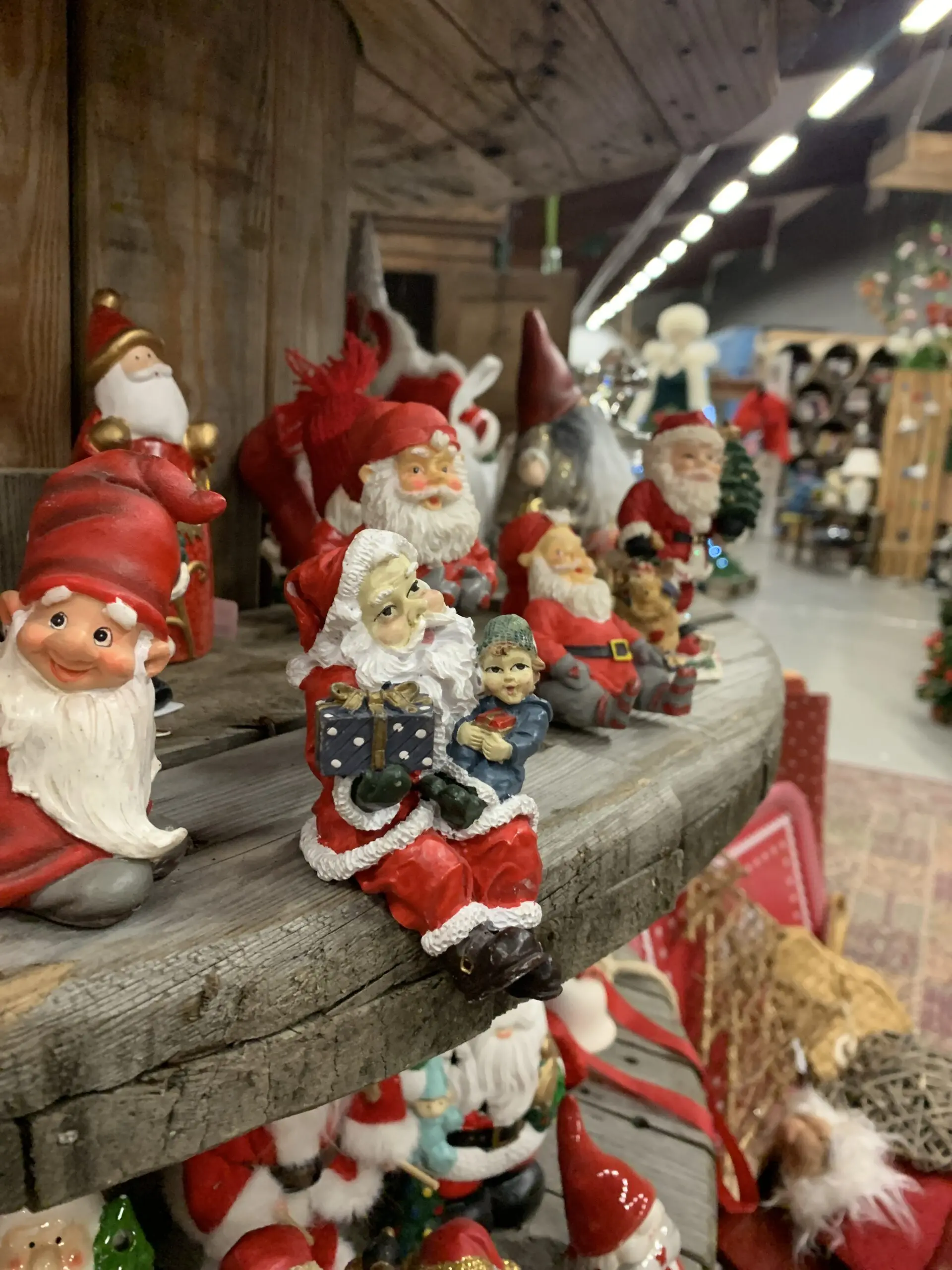 masser af nisser i en genbrugsbutik