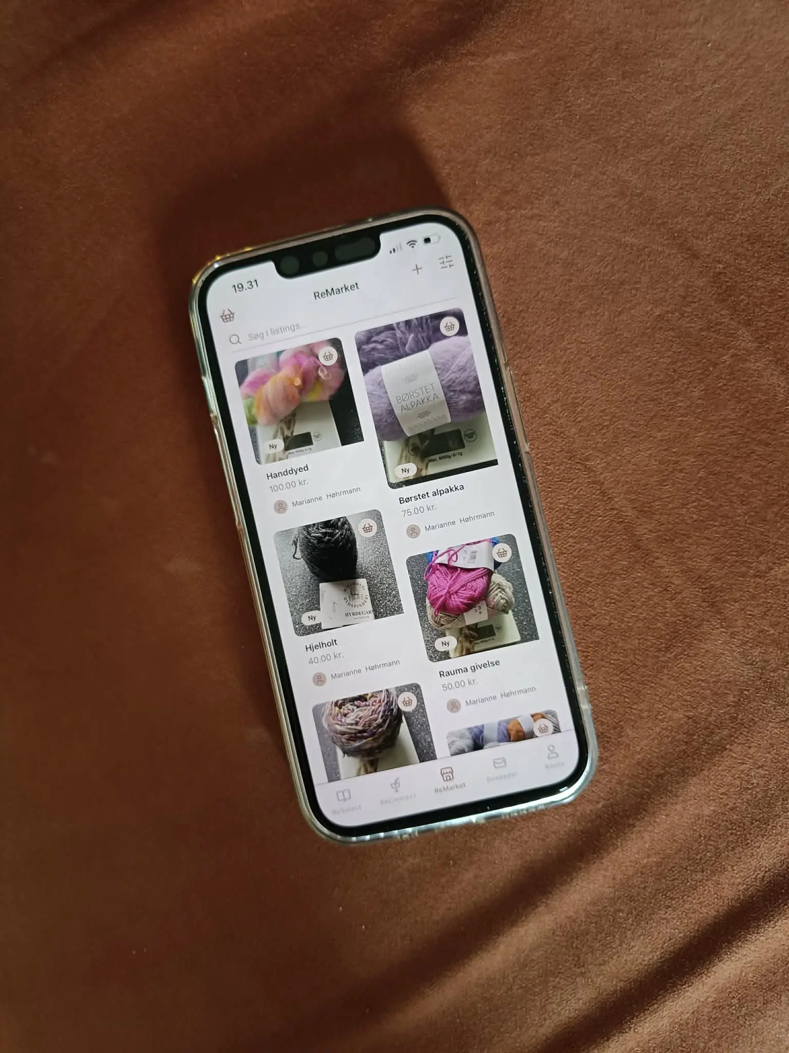 En telefon ligger med Recraft appen åbent