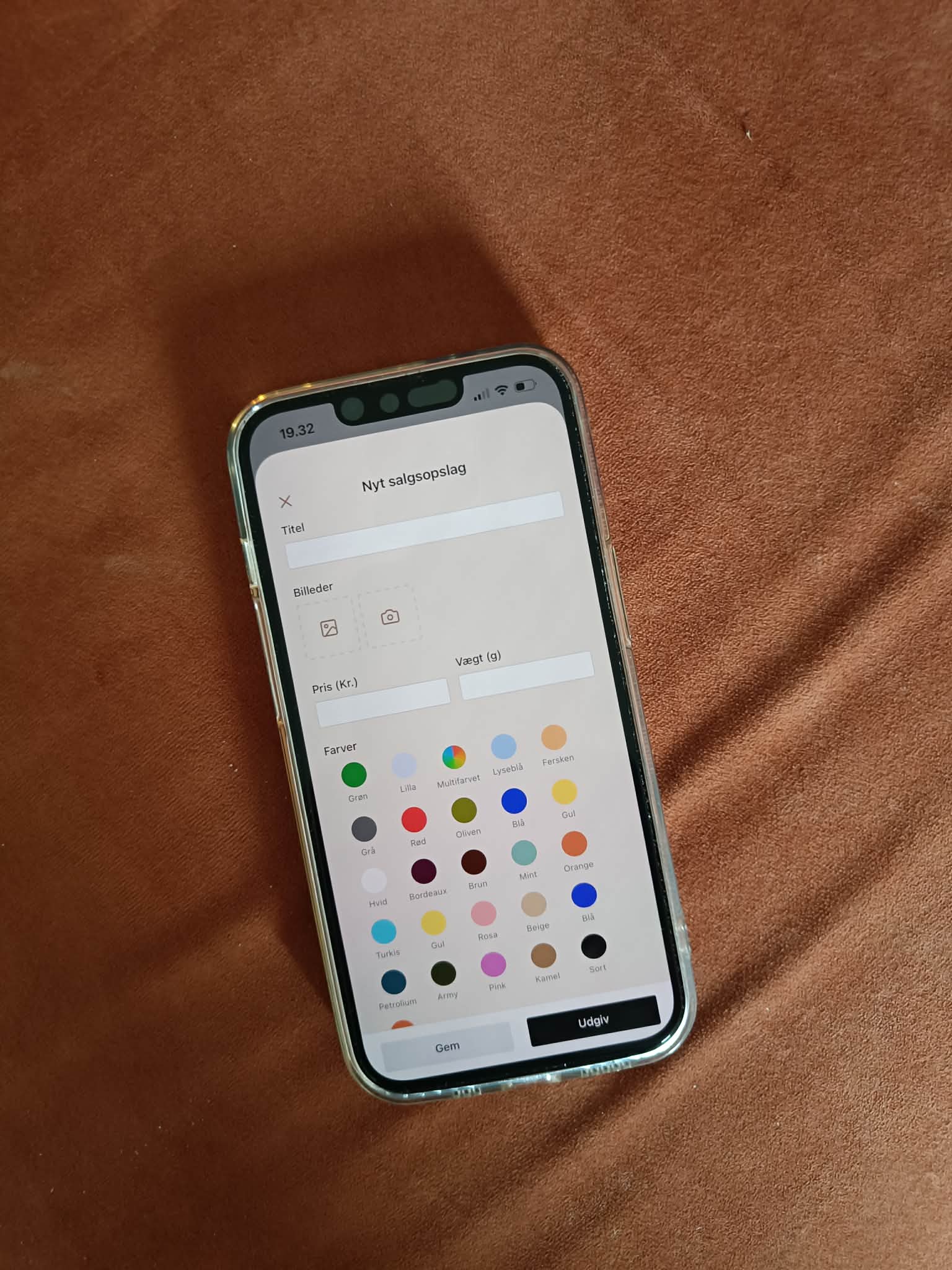 En telefon ligger med filteret på Recraft appen åbent