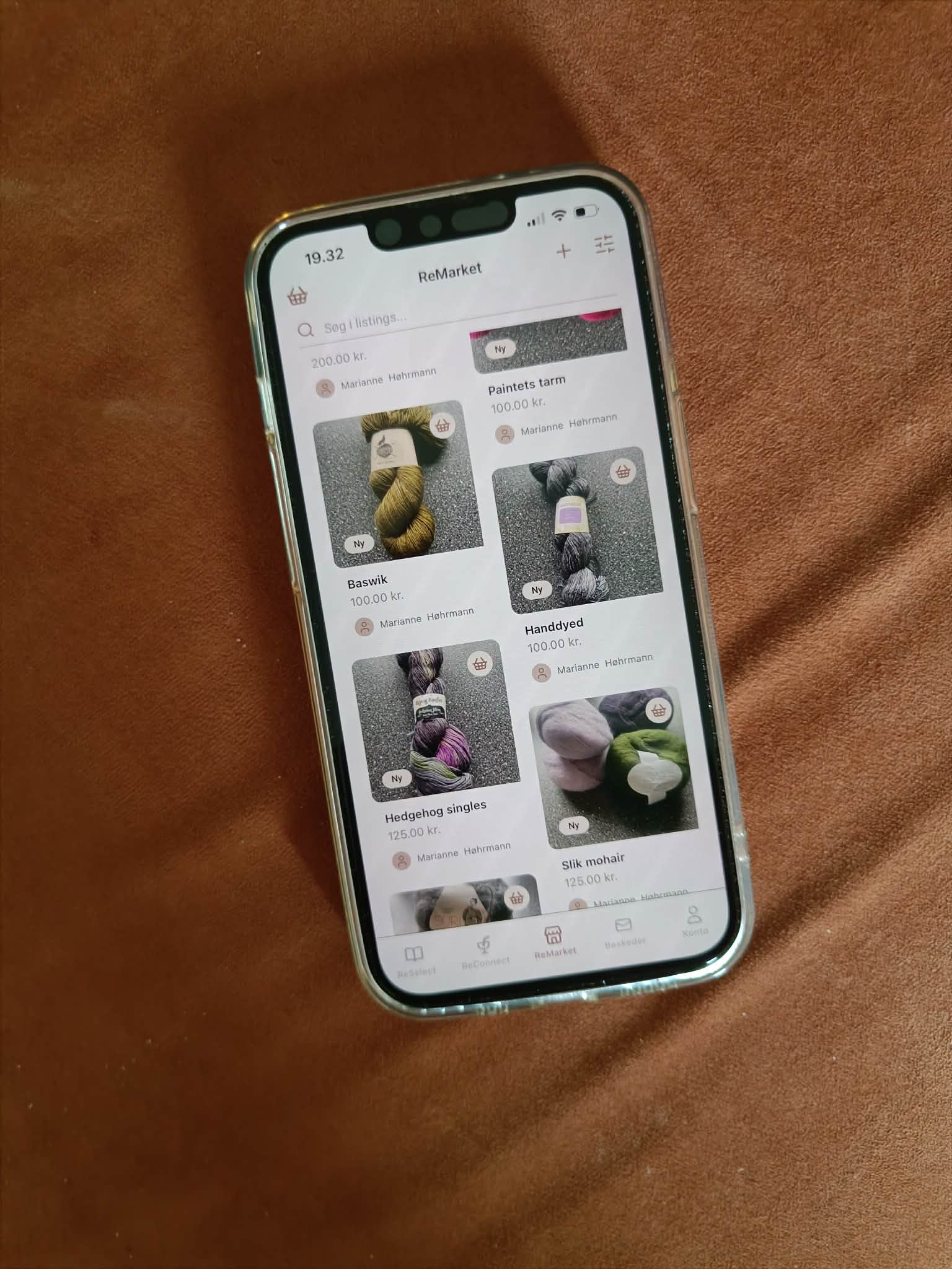 En telefon ligger med Recraft appen åbent på markedspladsen